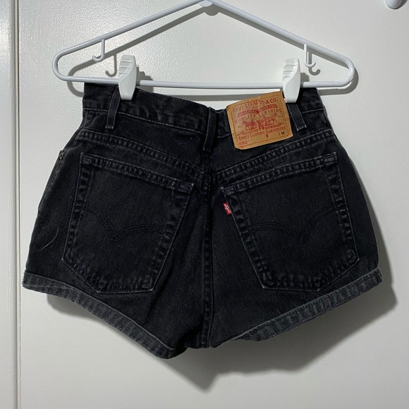 Black vintage Levi shorts. would fit a size small or medium - Picture 2 of 2